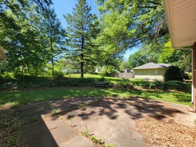 Building Photo - 1103 College St