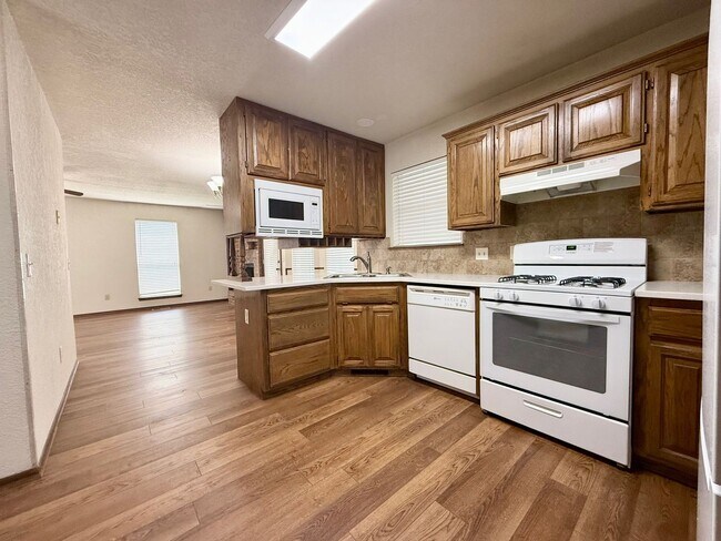 Building Photo - Great Family Home, Great Neighborhood