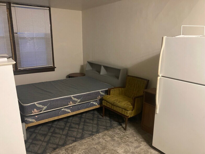 Building Photo - 3431 W Kilbourn Ave