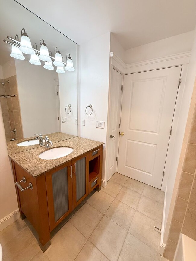 Building Photo - 2BR Condo with Private Patio Near Discovery Park – Blue Heron Community