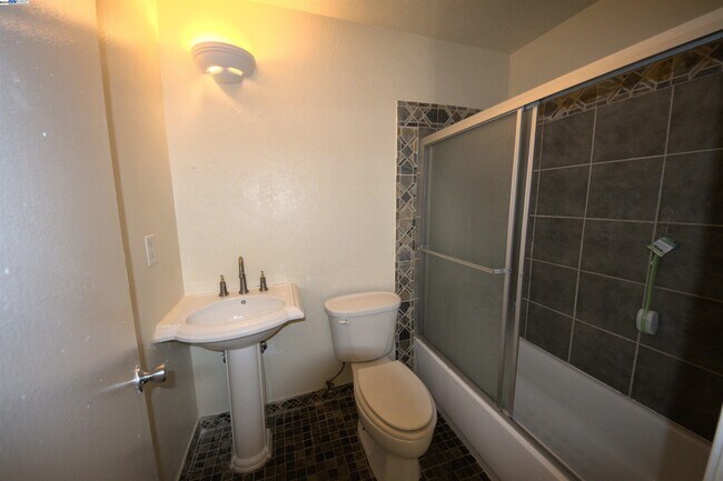 Building Photo - 1214 Sycamore Dr