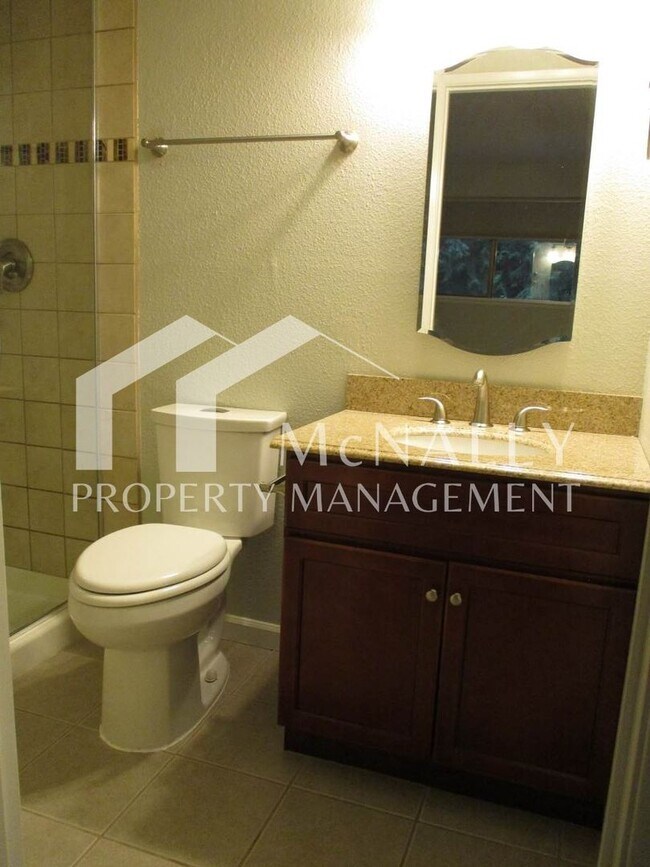 Building Photo - Spacious 3 Bedroom, 2.75 Bathroom Condo in Gig Harbor