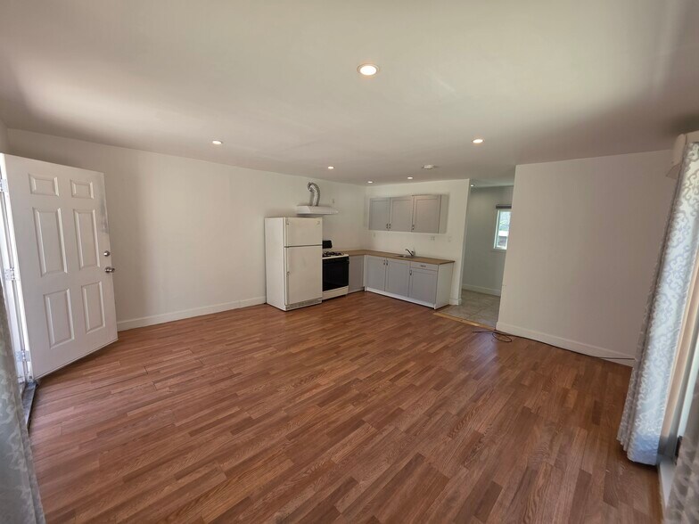 Building Photo - 10533 Nassau Ave