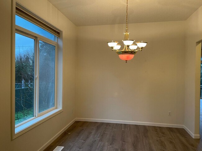 Building Photo - FANTASTIC 4 Bed 2.5 Bath Home in Salmon Creek! HUGE side yard and back yard! Extra large private ...