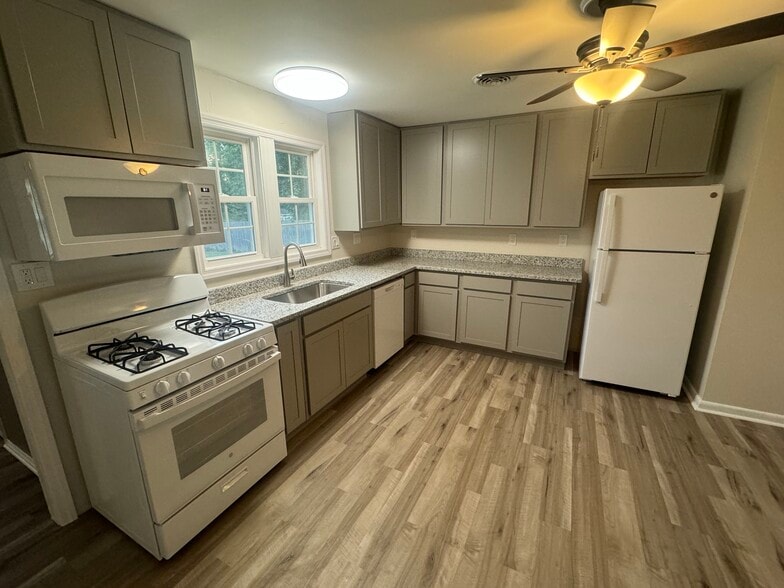 Building Photo - 96 N Halsey Rd