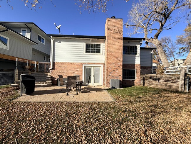 Building Photo - 3 bedroom 2 bathroom lake house for rent!