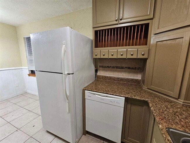 Building Photo - 909 NE Tortoise Dr