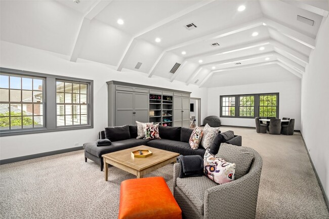 Building Photo - 5527 Briar Dr