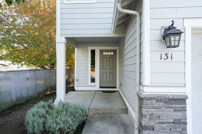 Building Photo - MOVE IN SPECIAL: HALF OFF FIRST MONTH'S RENT! 4 Bedroom 2.5 bath Duplex