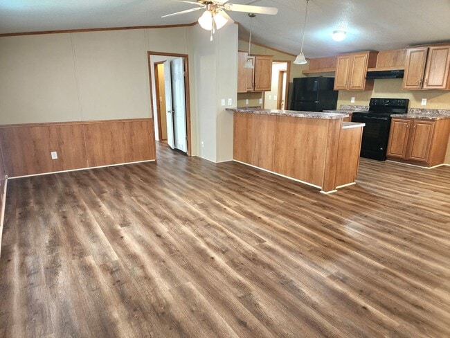 Building Photo - Inviting 3 bedroom 2 bath House with fenced yard