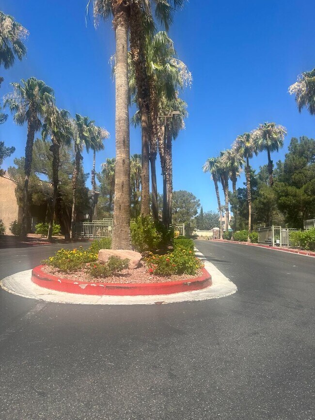 Building Photo - Great location, cute 3 bedroom condo