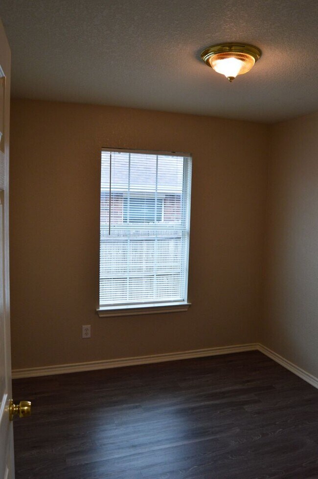 Building Photo - Updated 3-2-2 Home For Lease