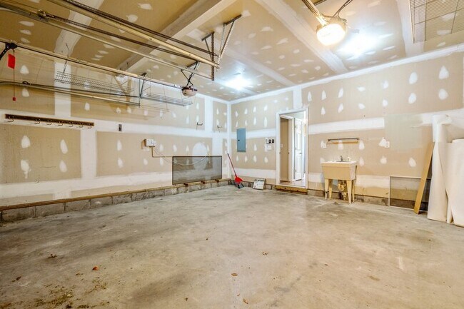 Building Photo - 3701 Bay Crescent