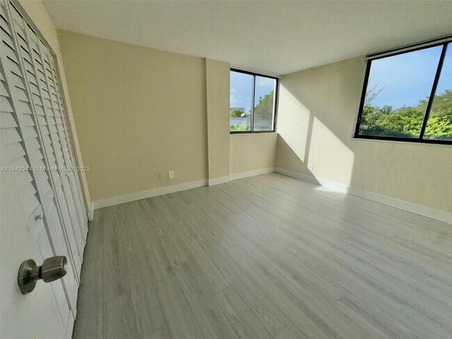 Building Photo - 2715 Tigertail Ave