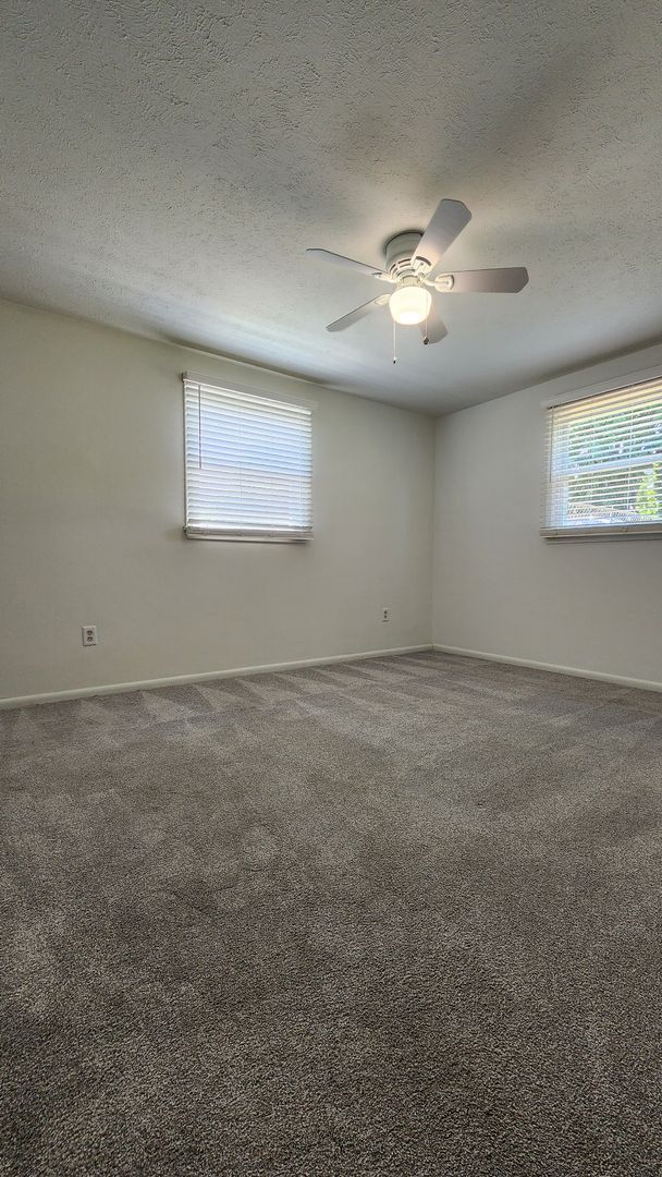Building Photo - Amazing 3 bedroom Duplex - Super clean and ready to move in!