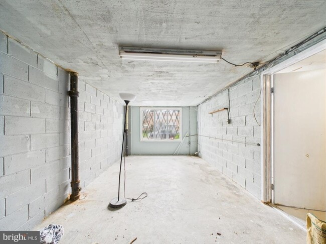 Building Photo - 2033 Valleyview Dr