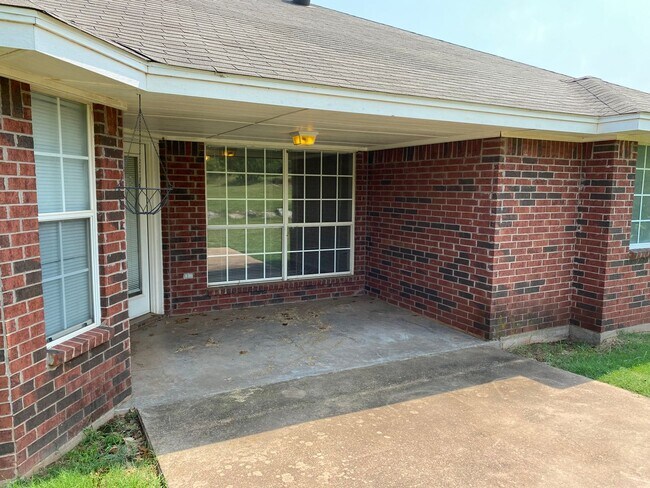 Building Photo - 3 Bed 2 Bath - close to city trail