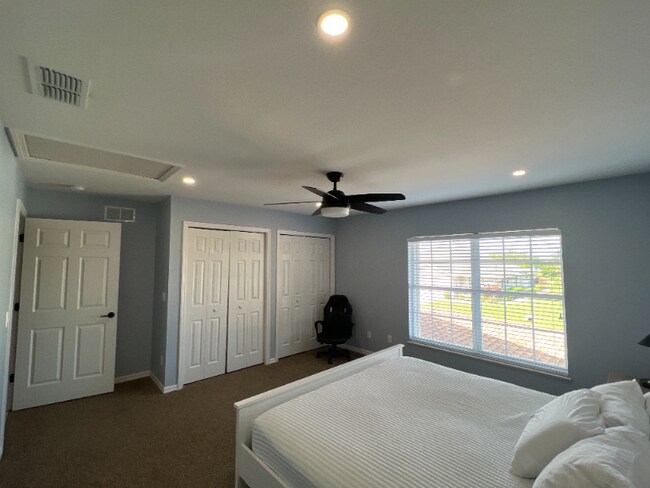 Building Photo - 20068 Lake Vista Cir N