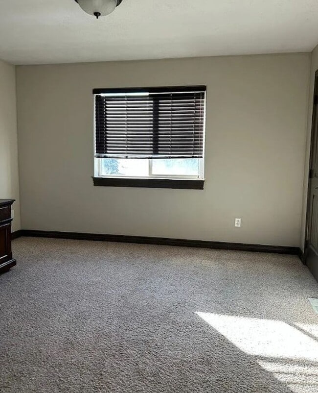 Building Photo - 3 bed 1.5 bath IMMACULATE END-UNIT Townhome in the Meadows