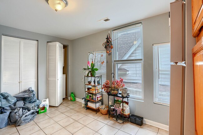 Building Photo - 304 Collins Ave