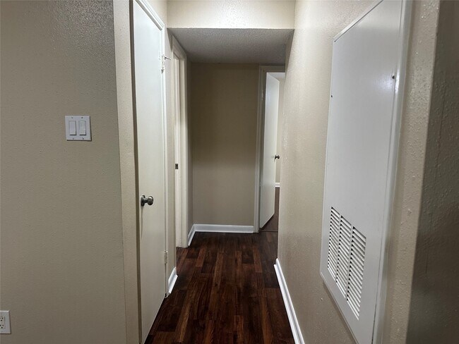 Building Photo - 2750 Holly Hall St