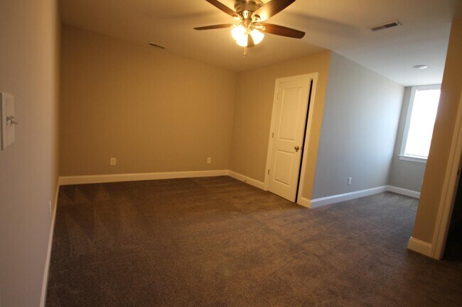 Building Photo - 704 Cobblestone Dr