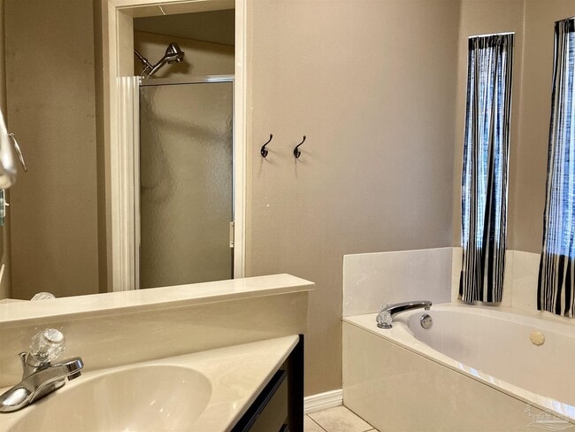 Building Photo - 3146 Live Oak St