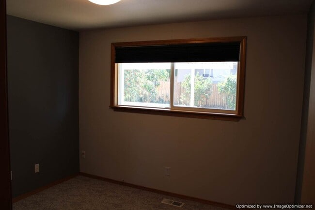 Building Photo - Charming Split-level Home in North Tacoma