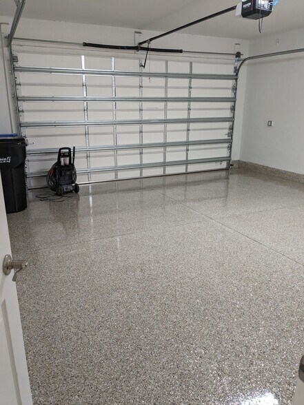 Epoxied garage - 419 Ibiza Loop