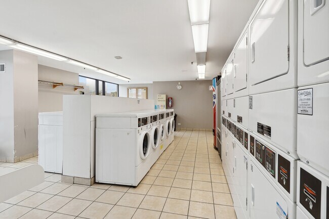 Building Photo - 1122 N Clark St