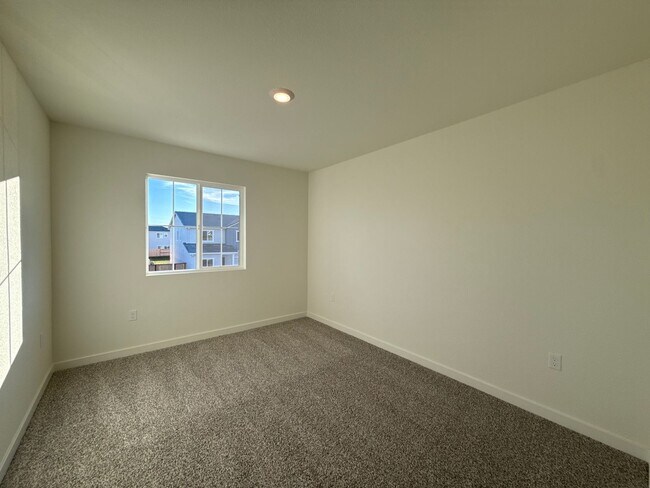 Building Photo - Spectacular New 5/3 Bath Available Now!