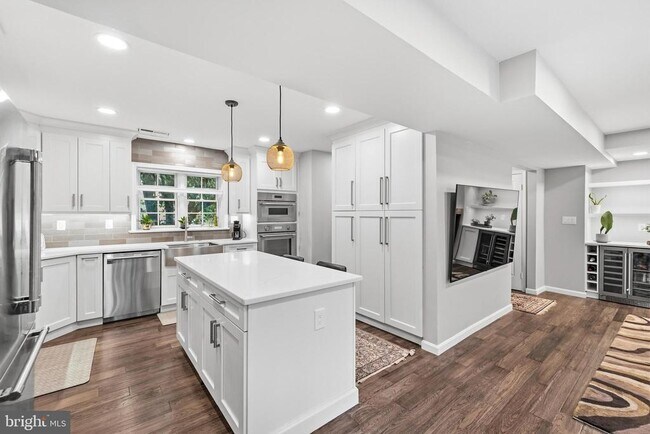 Building Photo - 4880 Chevy Chase Dr