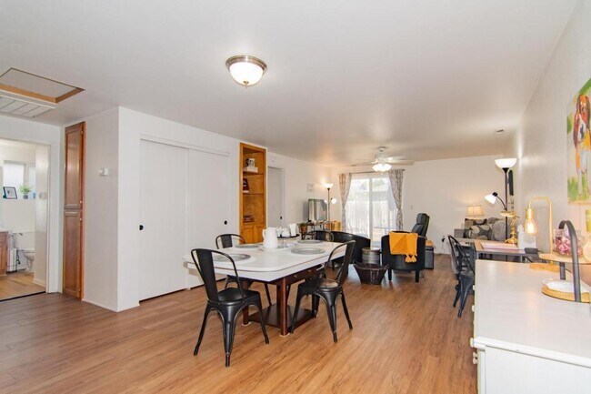 Building Photo - 565 Primrose Dr