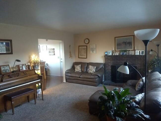 Building Photo - 4824 Lakeview Cir