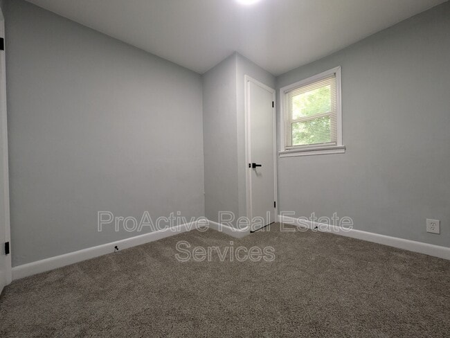 Building Photo - 1036 Ivaloo St