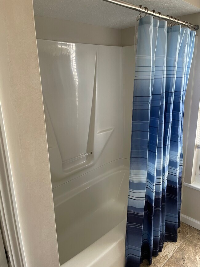 upstairs bath tub/ shower - 517 N 9th Ave