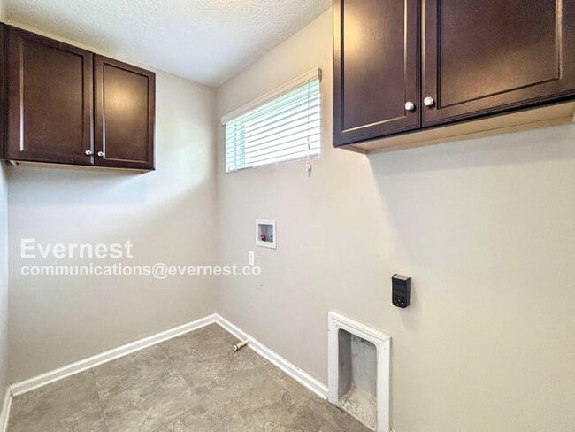 Building Photo - 2451 Caney Oaks Dr E