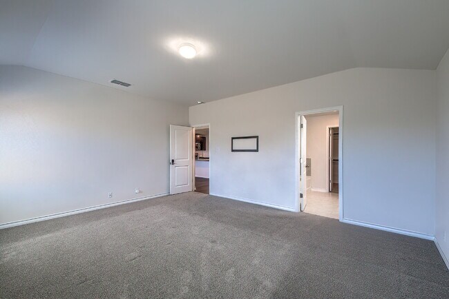 Building Photo - Stunning 4 bedroom offering 50% off the fi...