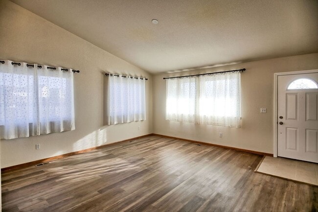 Building Photo - Charming 3 Bedroom Across from Playground & Large Fenced Yard