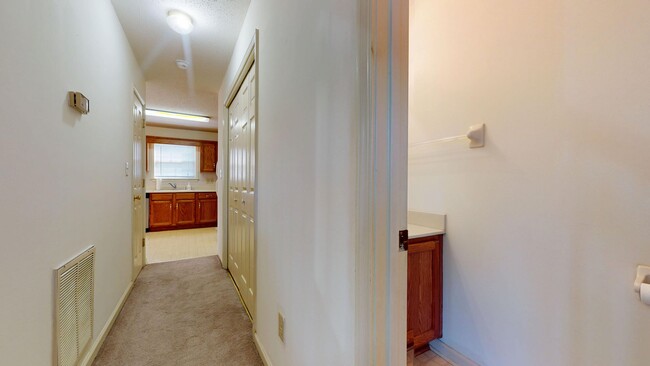 Building Photo - Charming Three Bedroom Columbia Townhome