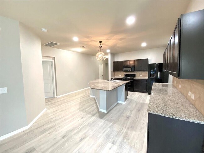 Building Photo - 215 Camellia Dr