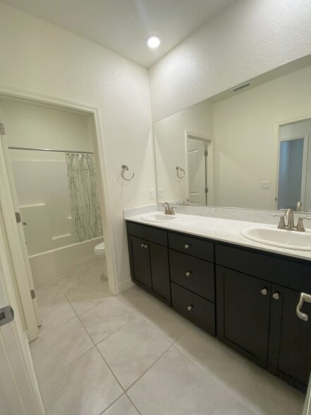 Bedroom hallway bath - 6338 Red Stable Rd