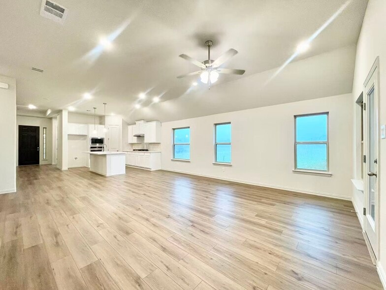 Building Photo - 16629 Freshwater Dr