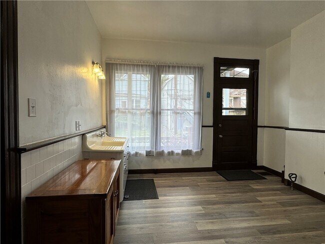 Building Photo - 407 Fallowfield Ave