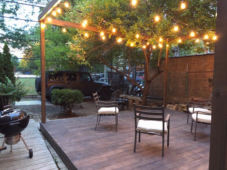 Building Photo - 822 N Wood St