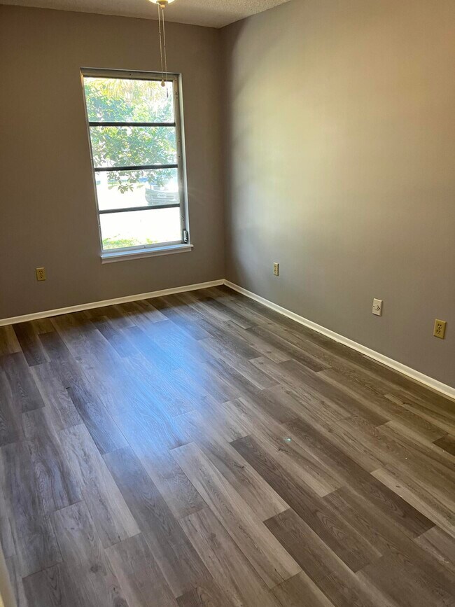 Building Photo - 4116 NW Cinnamon Tree Cir