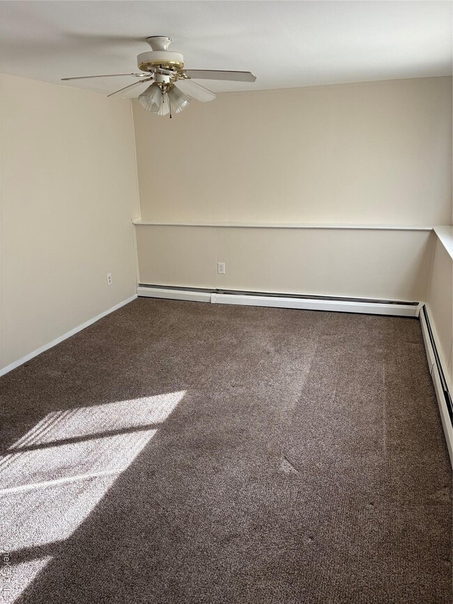 Building Photo - 892 Pine Ave