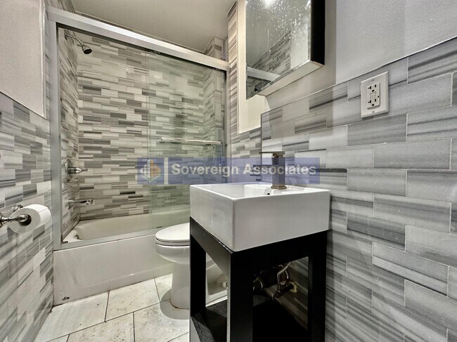 Building Photo - 216 W 108th St