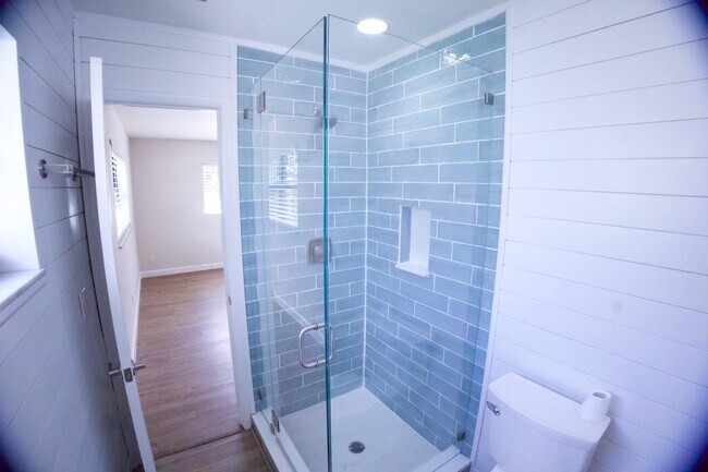 Building Photo - 700 N Perry Ave