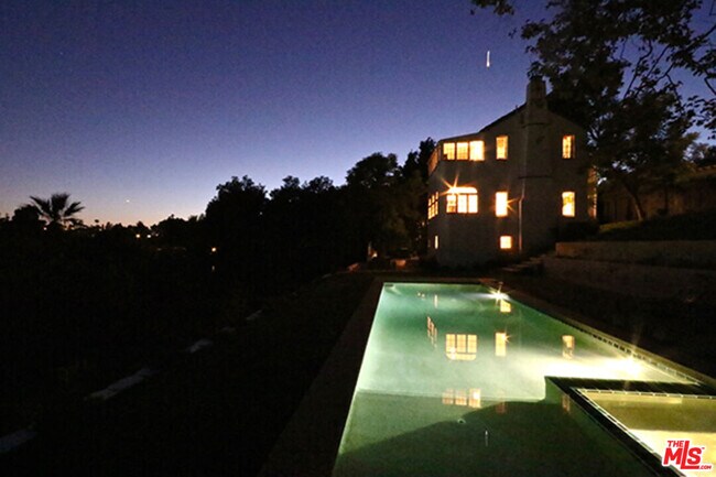 Building Photo - 6402 Ivarene Ave